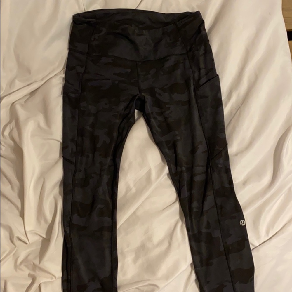 lululemon 28’ leggings black camo with pockets